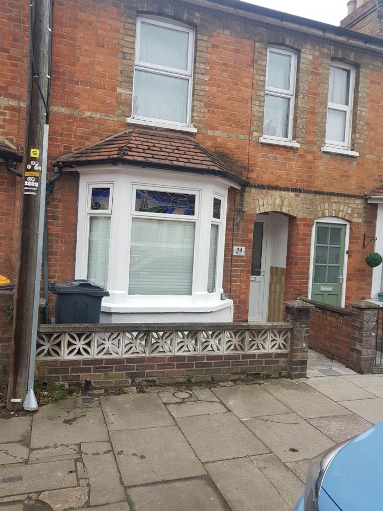 2 bedrooms, 2 bathrooms house for rent next to Russell Park, Bedford.