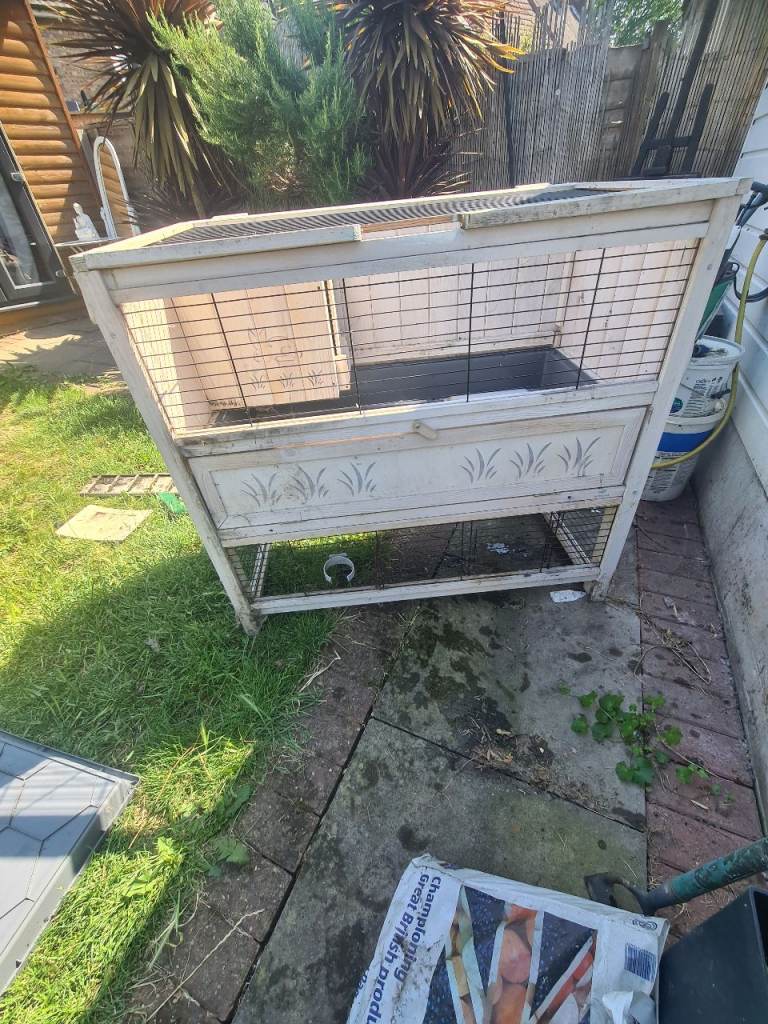 FREE Large Wooden Guinea Pig / Rabbit Hutch