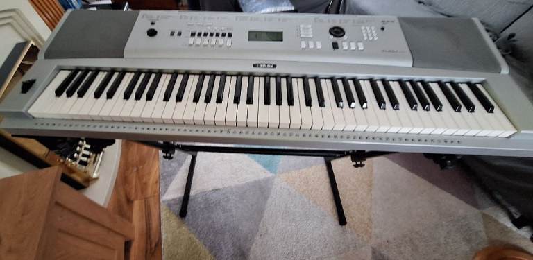 Yamaha DGX- 230 Electronic Keyboard with Stand  ( please read)