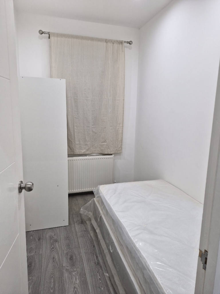 Spacious and Cosy Double Rooms for Rent in - CR4 2ES