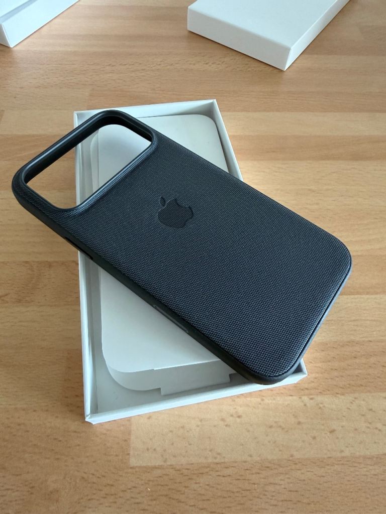 (Selling out quickly) Brand New Apple Original iPhone 18 Pro Max / 17 Pro Max TechWoven Case 
