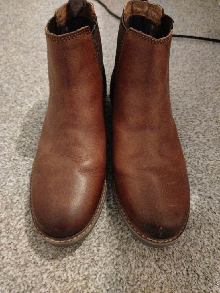 CHELSEA BOOTS SIZE 8