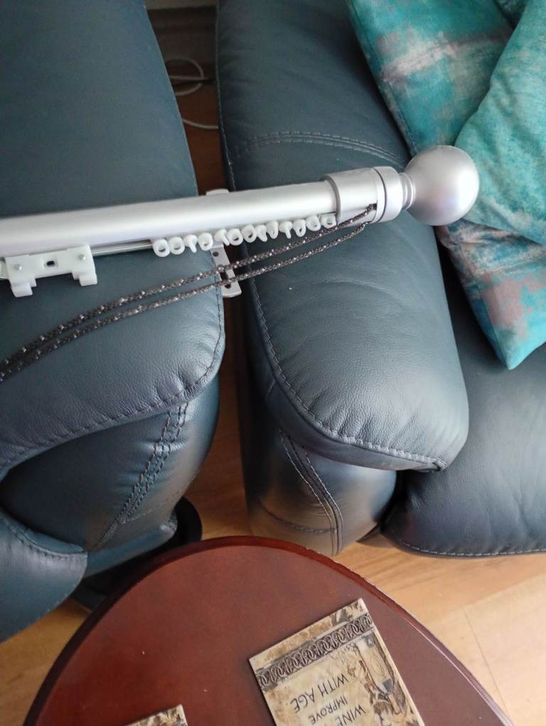 Silver Metal Curtain pole with Rings – Good Condition