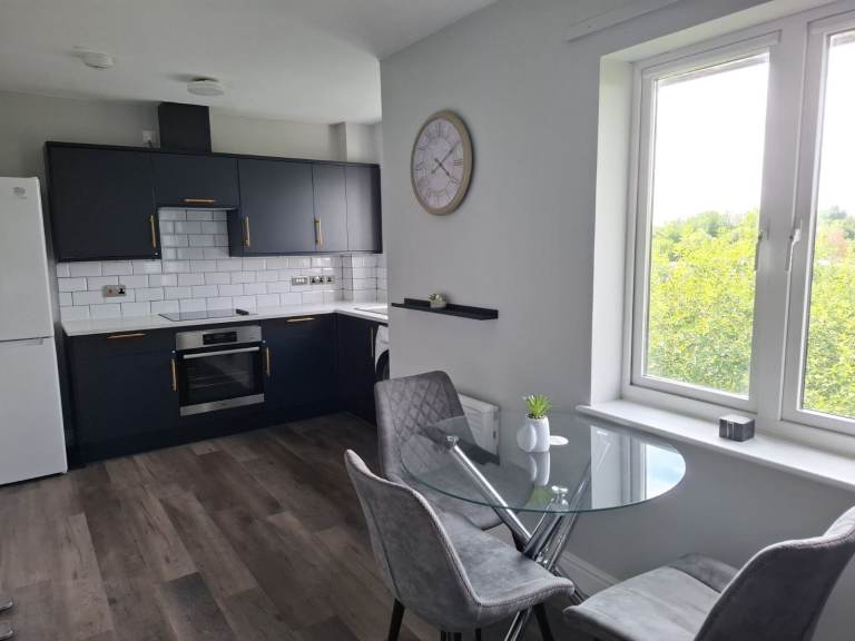 **Stunning Ensuite Double Room in Private/Safe House Share - all bills included - Swindon SN2** 