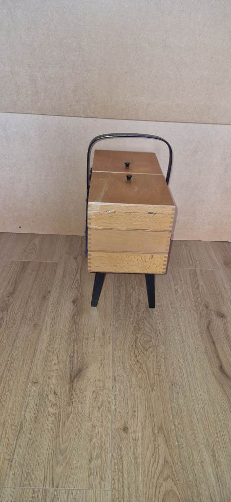 Large Vintage Arts & Crafts Wooden Standing Concertina Sewing Box a2