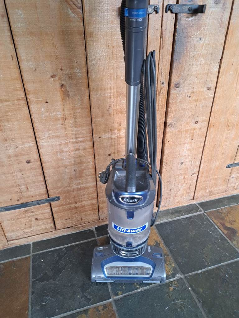 Shark Lift-Away Upright Vacuum Cleaner – Good Condition