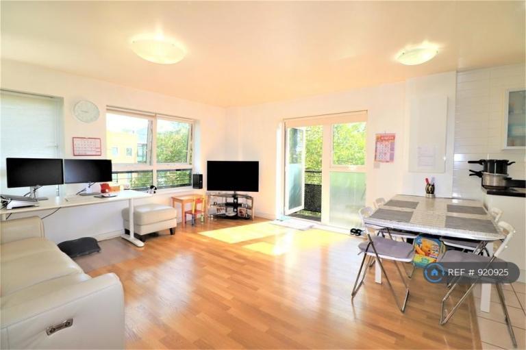 2 bedroom flat in Lanadron Close, Isleworth, TW7 (2 bed) (#920925)