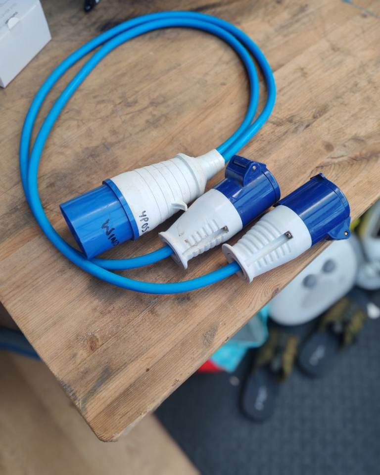 Heavy Duty Electric Hook Up Cables – Good Condition