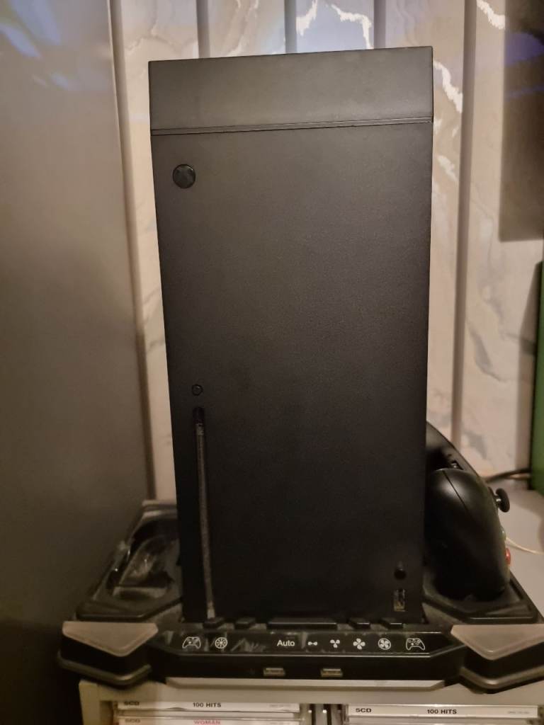 Xbox-Series 1TB with 1 controller, Docking/charging station , 3 games with box 
