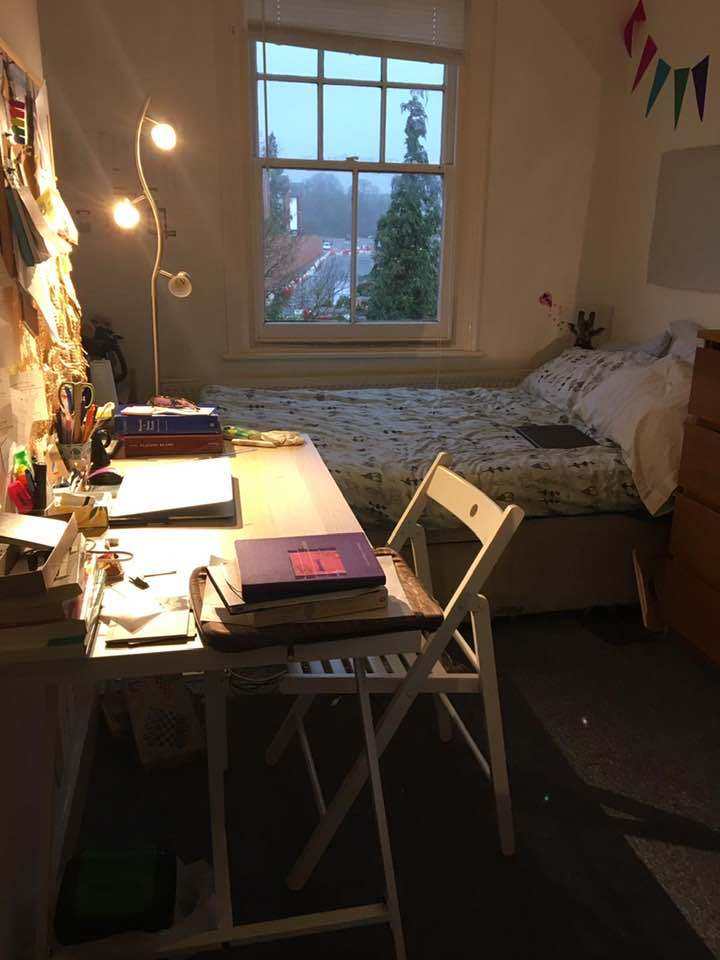 🏡 Room Available – Central Guildford (1 min from station)