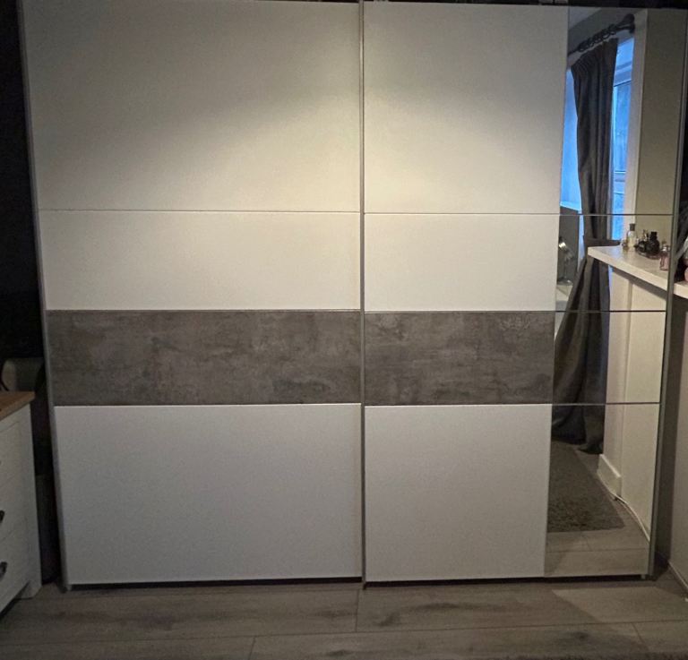 Sliding Door Wardrobe with Mirror – Good Condition