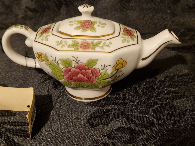Large collection of miniature teapots 