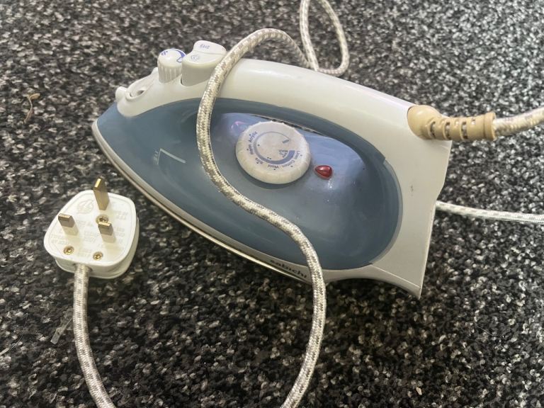 Sabichi Steam Iron – Compact Electric Iron Working Condition 