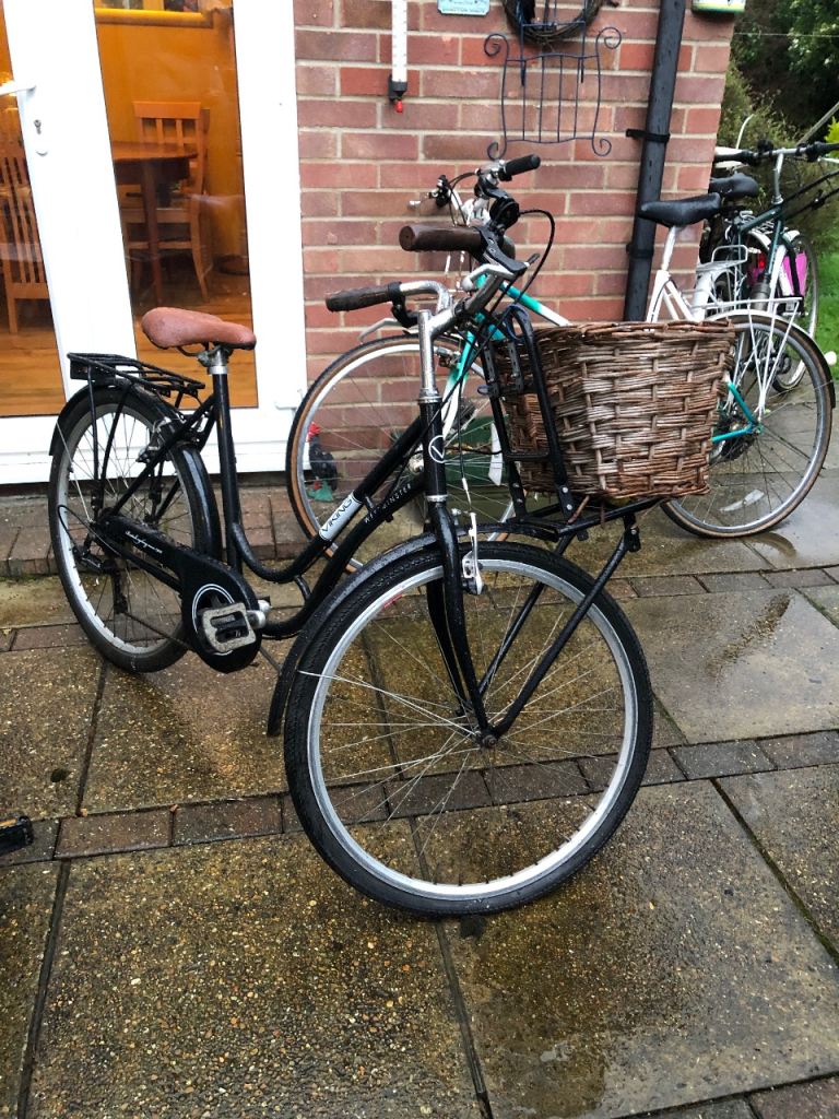 Black City Bike with Wicker Basket – fair condition 