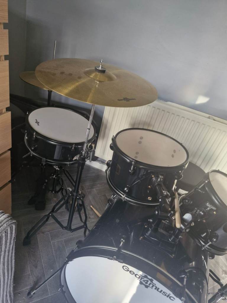 Gears4music drum kit with sticks