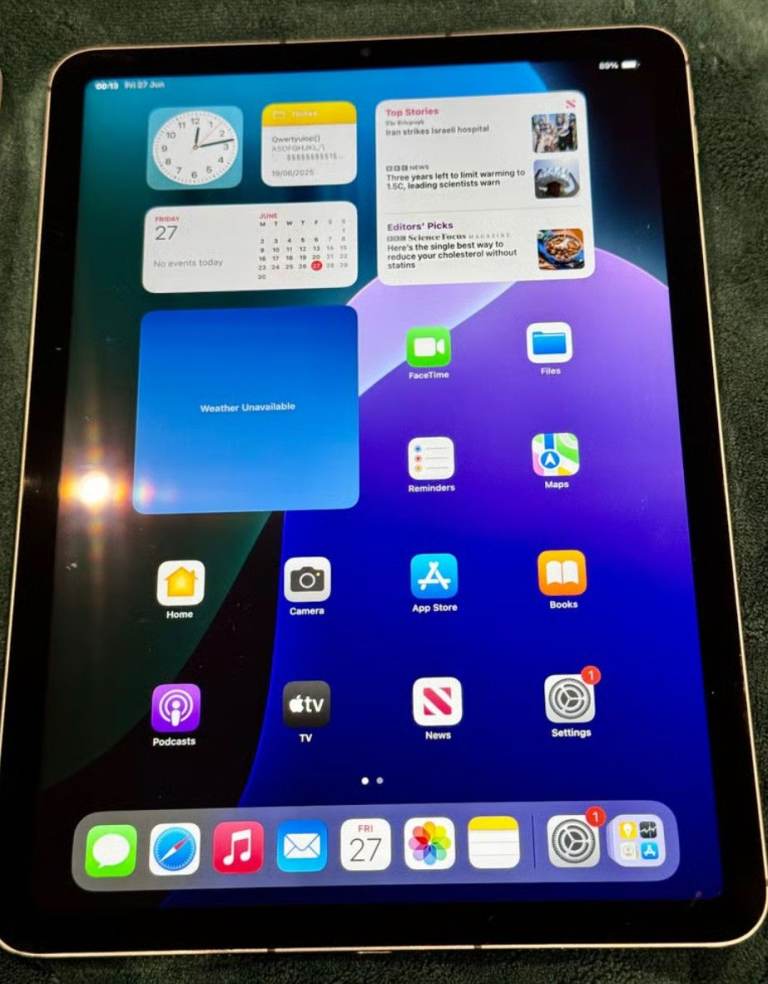 *Unlocked* Apple iPad Air (4th Gen) 10.9” Wi-Fi + Cellular 64GB, keyboard case, IOS 26.4