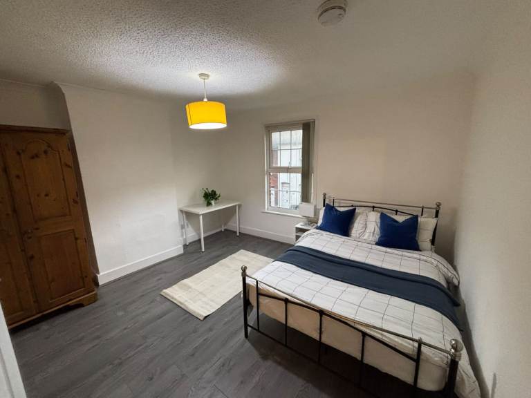 Spacious & Double Room for Rent in - LU1 5BU