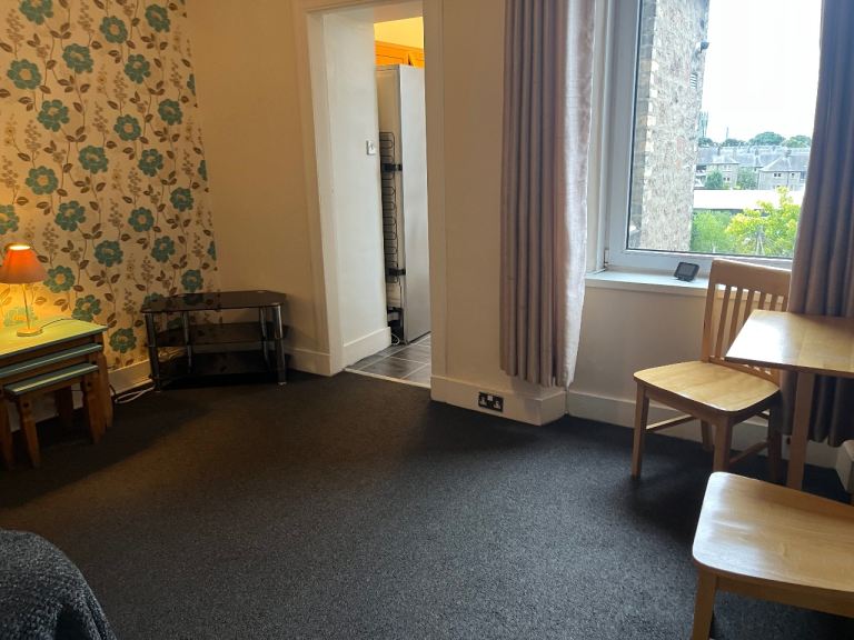 Large one bedroom flat with sea view