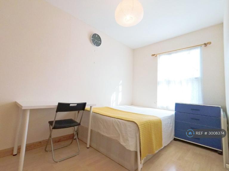 4 bedroom flat in Edgware Road, London, NW9 (4 bed) (#3008374)