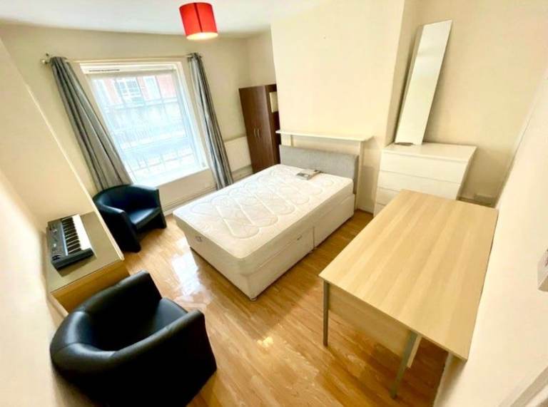 🏠 Large Double Room | In Aldgate East E1 5JD | All Bills Included | Available Now 🤍