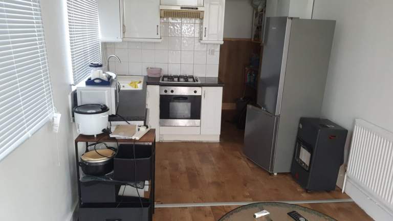 Stylish 1 Bedroom Ground Floor Flat with Private Garden, Cellar & Excellent Transport Links