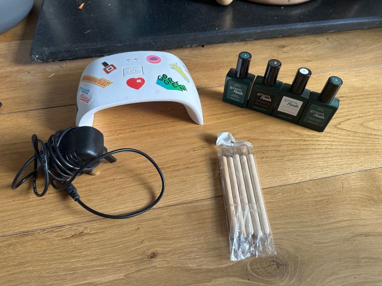 Manicurist gel polish machine