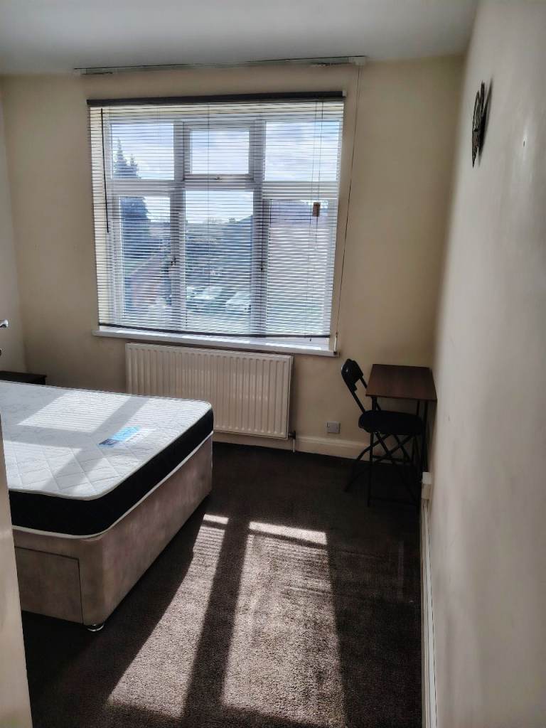 Fantastic Double Room near Gants hill Station
