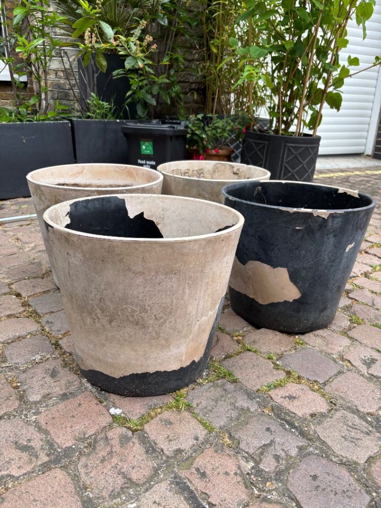 Four matching ceramic pots 