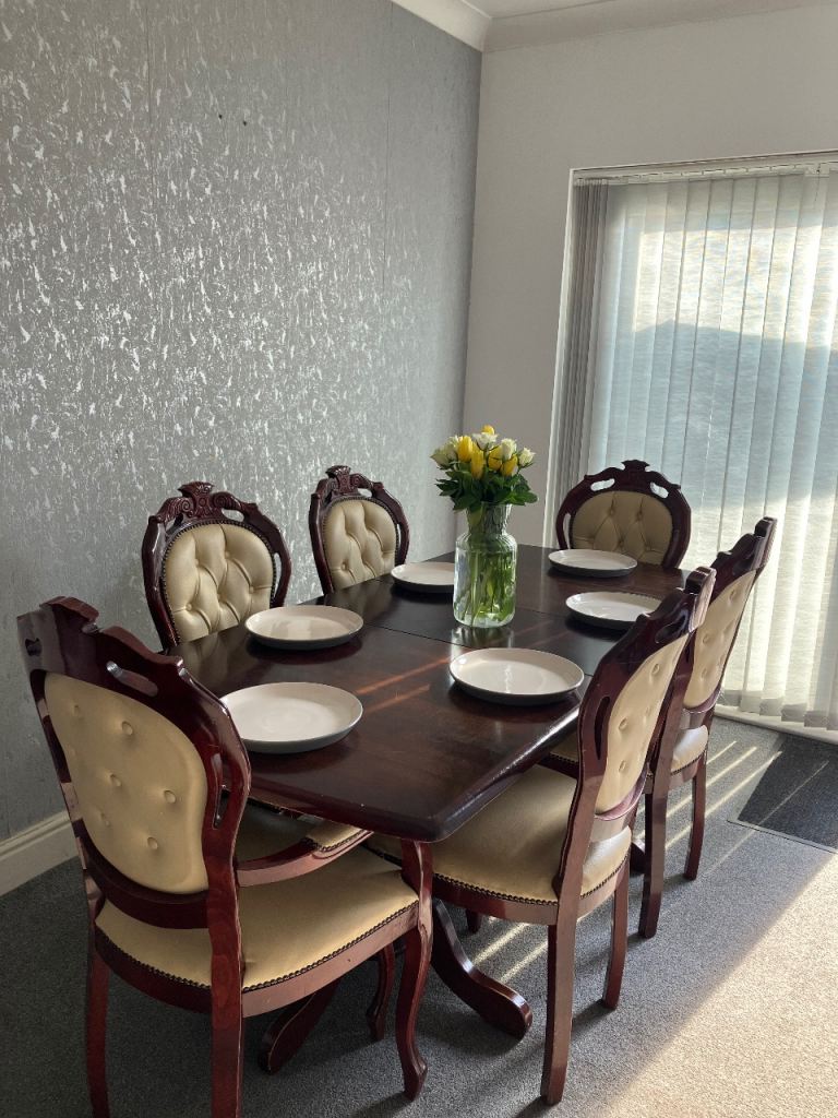 6-8 Seater Extendable Mahogany Dining Table & Chairs
