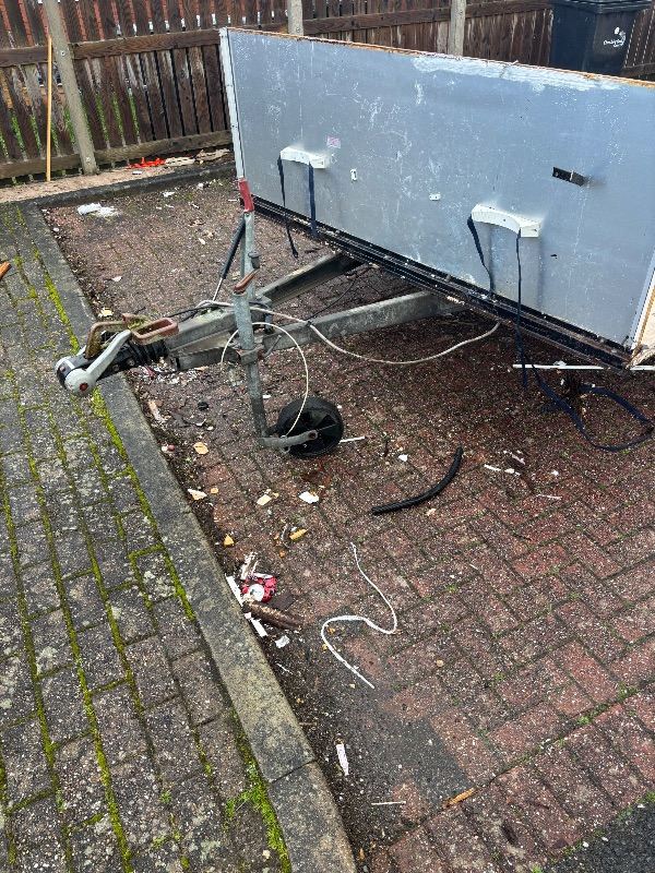 Caravan trailer with flooring