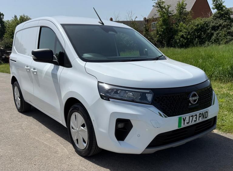2023 Nissan Townstar Tekna 90kW 45kWh Electric SWB L1 White Van - 15,590 Miles