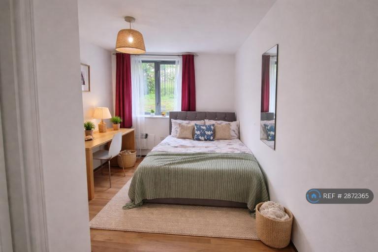 1 bedroom in Dragoon Hall, London, SE18 (#2872365)