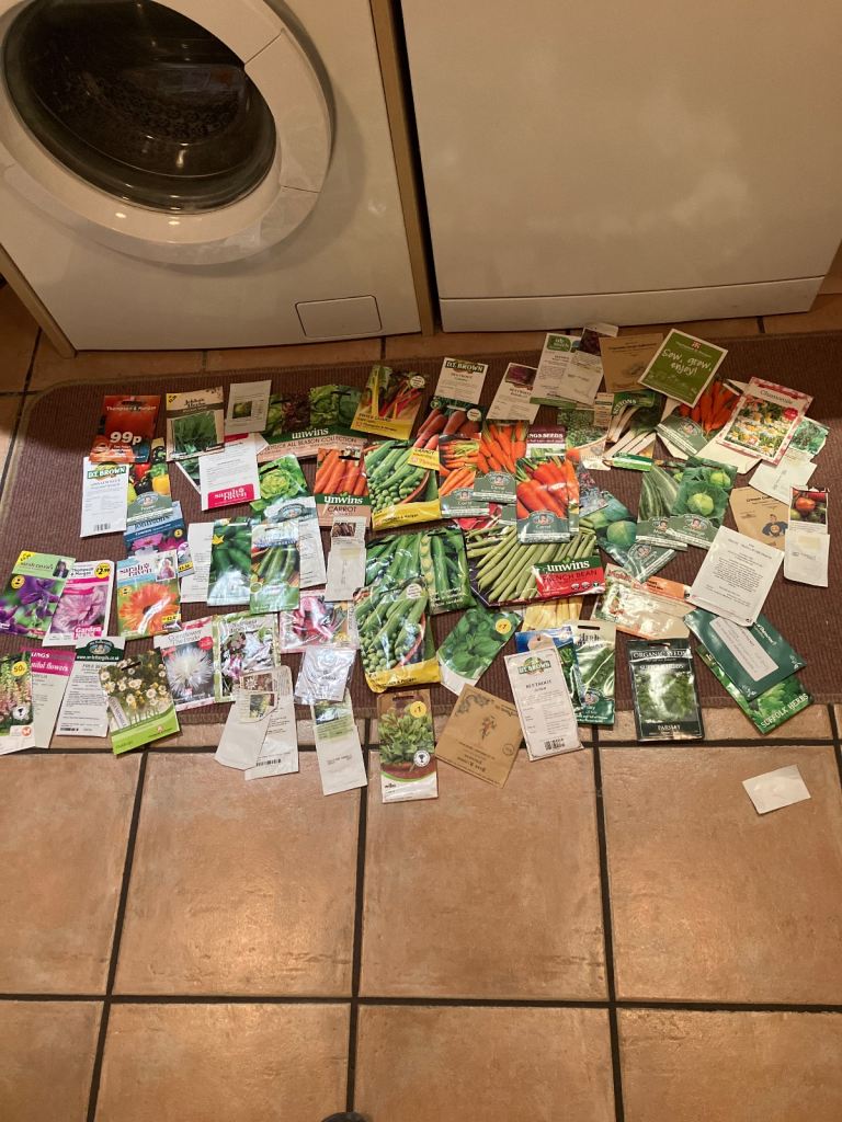 Huge bag of veg, flower & herb seeds >70 pkts