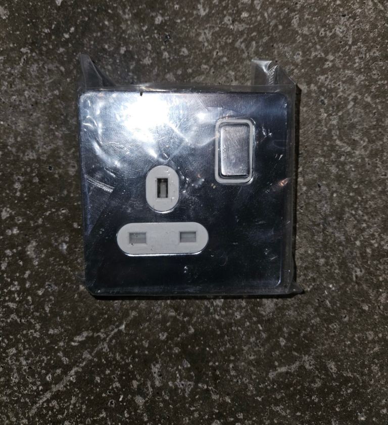 Wickes Screwless Flat Plate Single Plug Socket – New