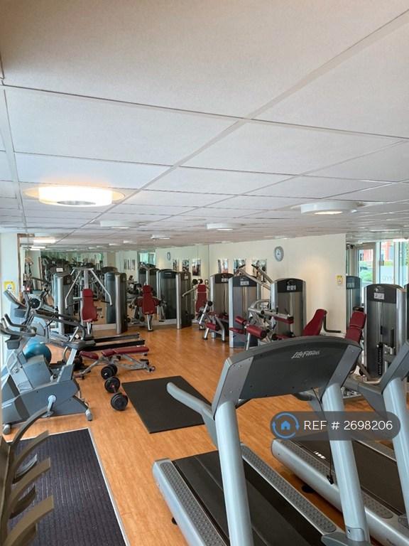 2 bedroom flat in Juniper Drive, London, SW18 (2 bed) (#2698206)