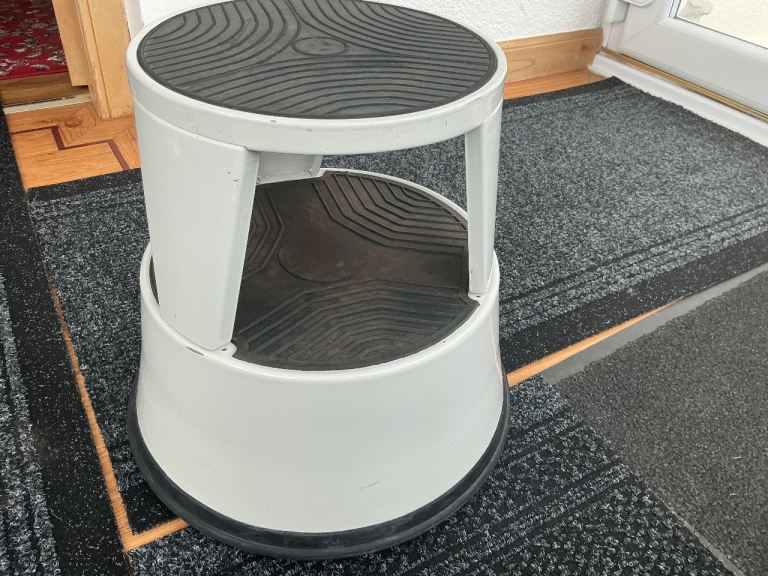 STEP STOOL ROLLER MOBILE KICK STOOL HEAVY DUTY 150 KG GOOD USED CONDITION 4.5 KGS