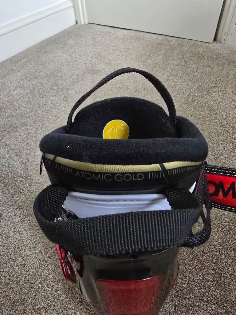 Skiing Boots Atomic 130 Live Fit. Great Condition Ski Boots Mondo Size 26.5 with Boot Bag
