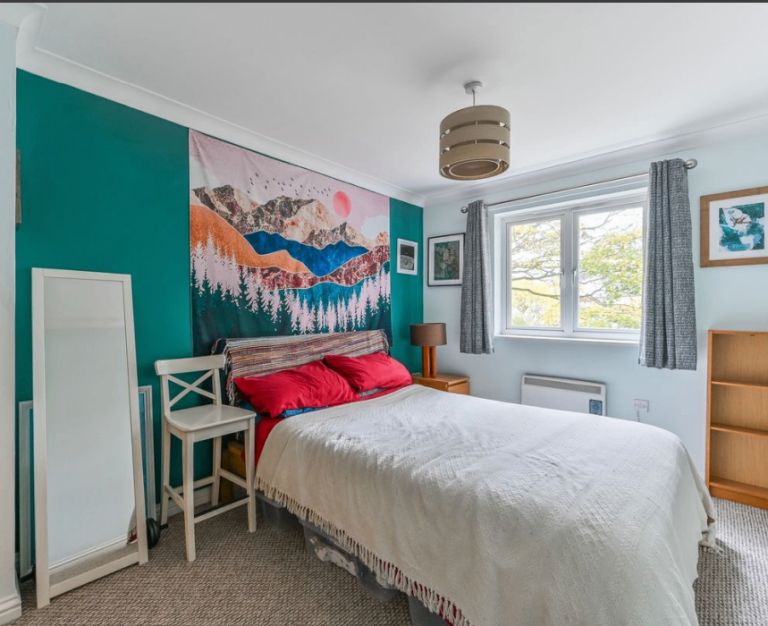 Spacious Modern Double Room Near East Croydon — Bills Included - Ready to Move In