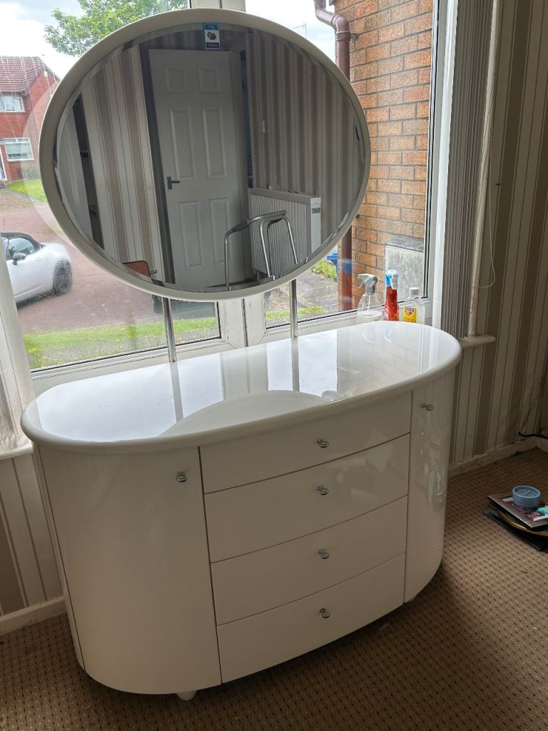 White high gloss dressing table