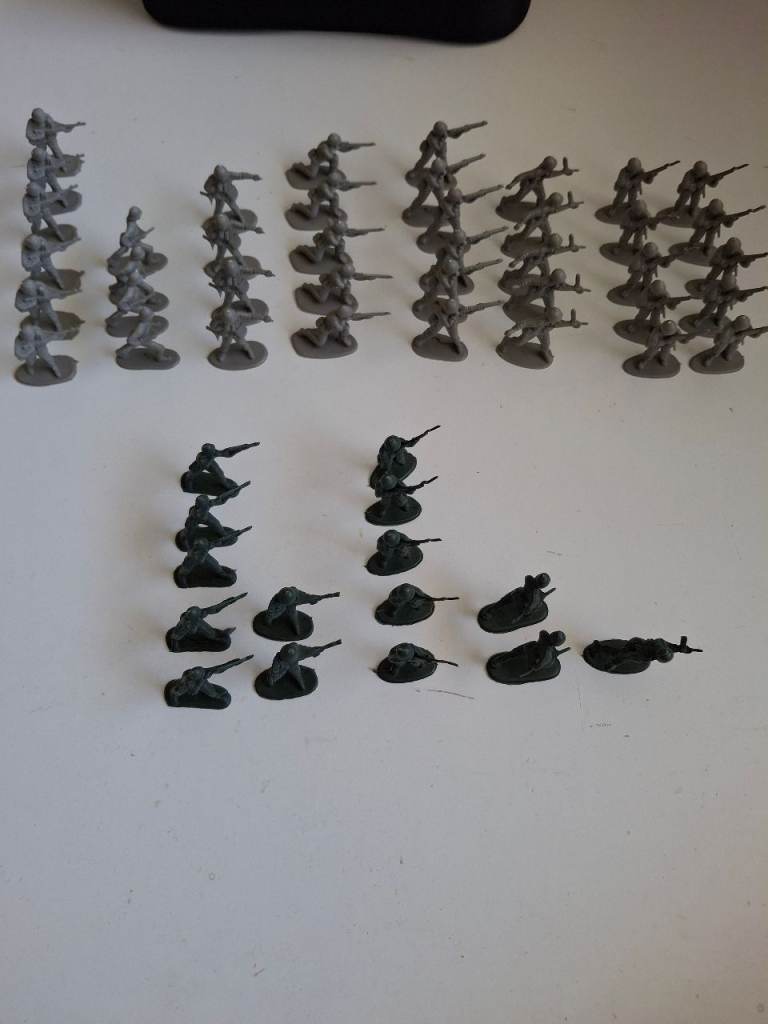 Plastic Army Men Toy Soldiers – Grey and Green Set