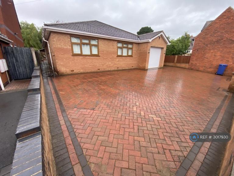 3 bedroom house in Western Road, Cannock, WS12 (3 bed) (#3017930)