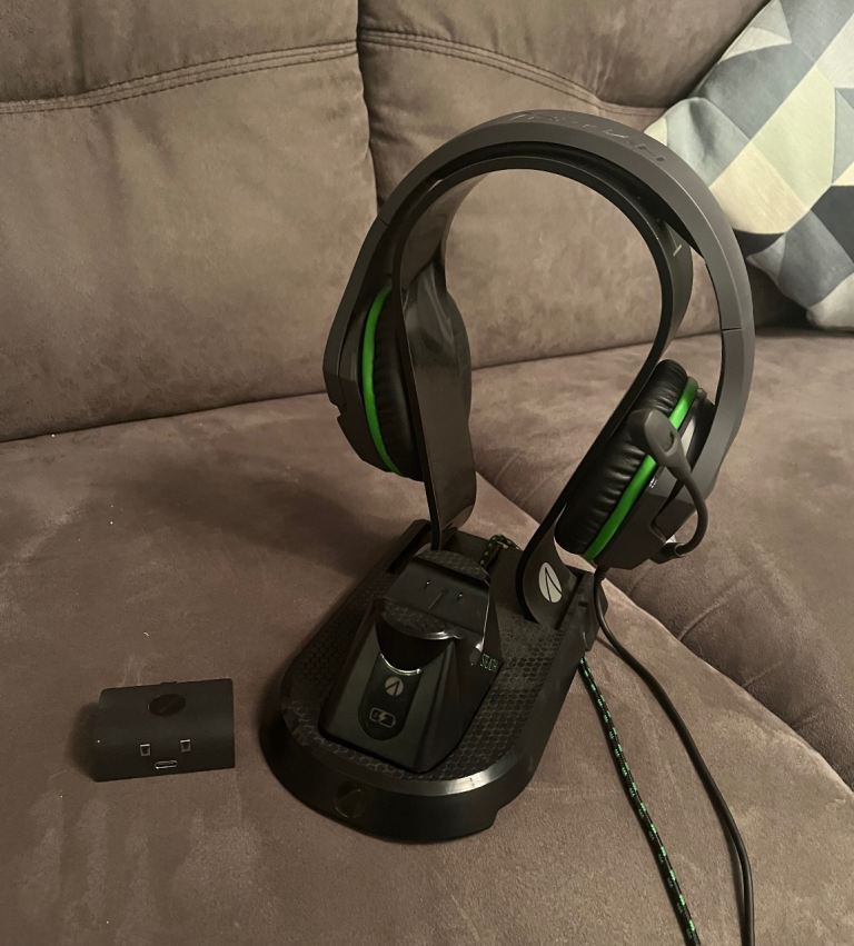 Gaming headset & controller charging station