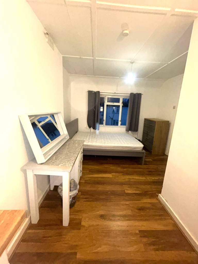 Lovely Studio available to rent. DSS, Working couple/single. East Acton W12. £1250 pm Bills. Zone 2