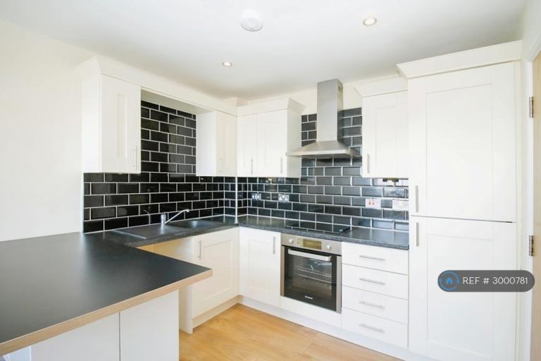 3 bedroom flat in Richardshaw Lane, Pudsey, LS28 (3 bed) (#3000781)