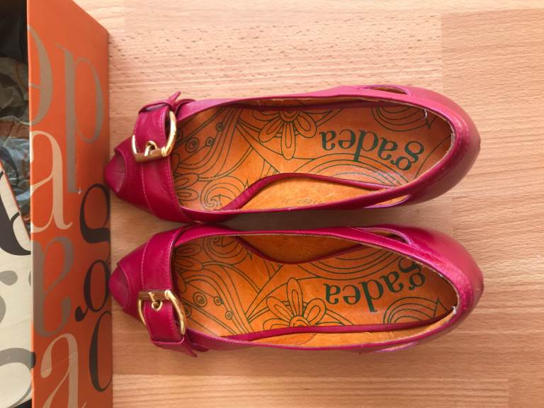 New - woman kitty heel leather shoes, UK size 4, Fuchsia