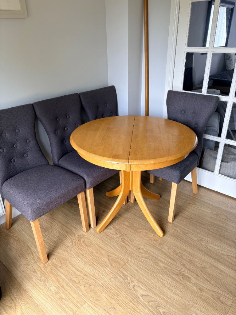 Round dinning table with 4 chairs 