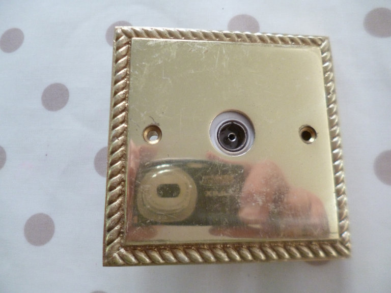 I Use Brass TV Face Plate in rope edge design.