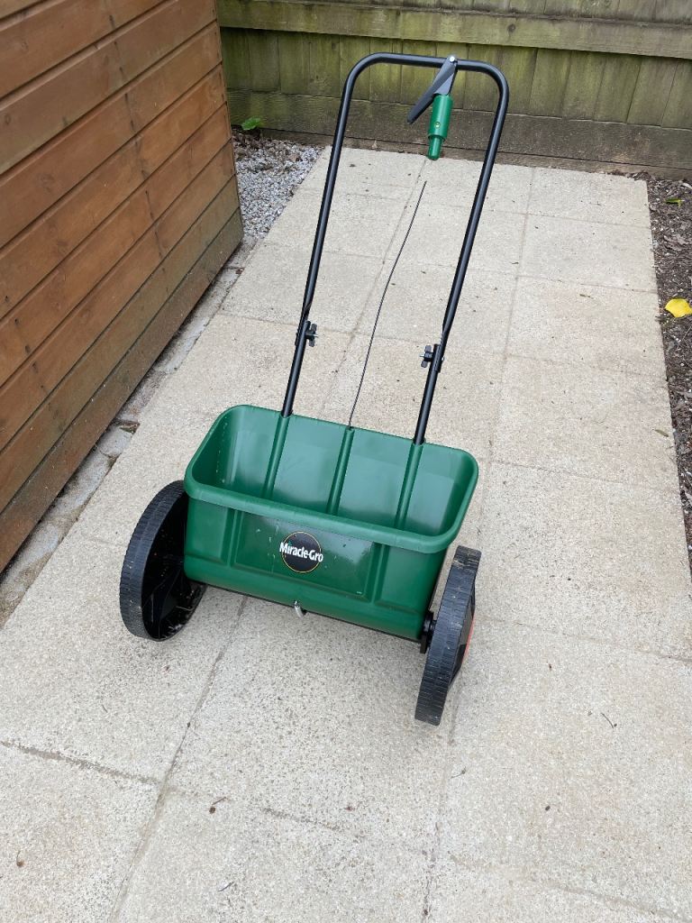 Miracle-Gro drop spreader