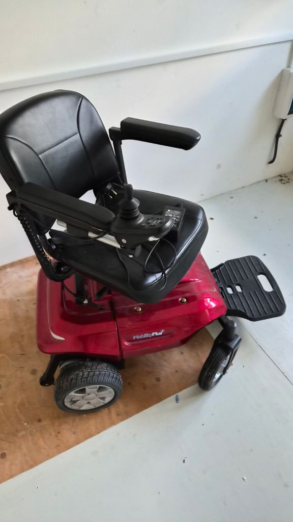 Rechargeable chair, used for two weeks only. 