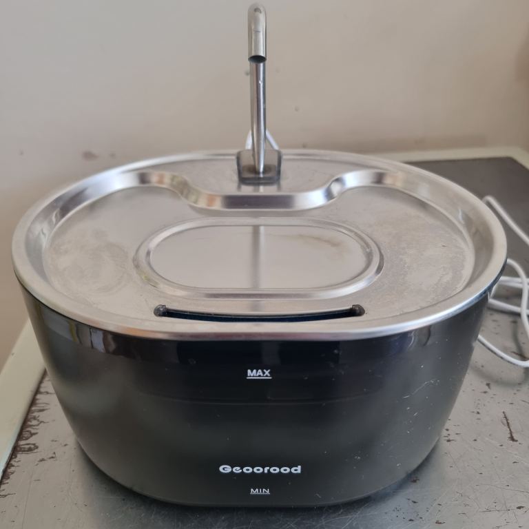 BARGAIN PET WATER FOUNTAIN